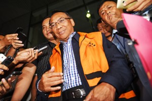 Mantan Menteri Energi dan Sumber Daya Mineral (ESDM) Jero Wacik mengenakan rompi tahanan KPK usai menjalani pemeriksaan di Gedung KPK, Jakarta, Selasa (5/5). Jero ditahan di Rutan Cipinang oleh KPK karena diduga melakukan tindak pidana pemerasan untuk meningkatkan Dana Operasional Menteri (DOM) sebesar Rp9,9 miliar di Kementerian ESDM kurun waktu 2011-2012. ANTARA FOTO/Hafidz Mubarak A./ed/pd/15