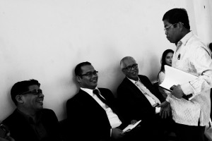 Sekjen Golkar hasil Munas Bali Idrus Marham (kanan) berbincang dengan Pengacara Kemenkumham OC Kaligis (ketiga kiri) sebelum sidang lanjutan gugatan Surat Keputusan (SK) Menkumham di Pengadilan Tata Usaha Negara (PTUN) Jakarta Timur, Senin (4/5). Dalam sidang tersebut pihak penggugat atau DPP Golkar hasil Munas Bali menghadirkan saksi ahli mantan Panitera Mahkamah Kontitusi (MK) Zainal Arifin Hossein. ANTARA FOTO/Rosa Panggabean/Spt/15.