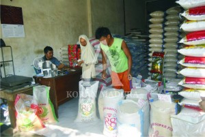 DAPAT HIKMAH. Sebagian warga beralih menggunakan beras lokal sehingga membuat omzet pedagang beras meningkat drastis.