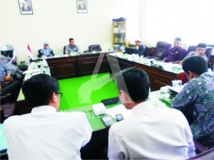 BERDIALOG. Komisi I DPRD Pamekasan mempertanyakan soal lelang tanah oleh BRI yang terkesan janggal, kemarin (26/5).
