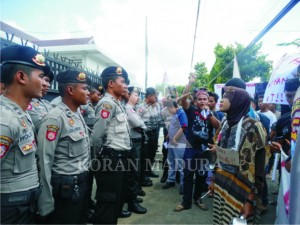 DEMONSTRASI. Mahasiswa yang melakukan demonstrasi di depan Kantor Kejaksaan Negeri (Kejari) Sumenep, Senin (18/5) membawa peralatan dapur.