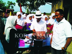 DEMI KAMPUNG HALAMAN. Ahmad Fauzi, Calon Wakil Bupati Sumenep dari PDI Perjuangan (kanan) bersama Said Abdullah (tengah) menerima cendera mata dari santri dan siswa Gili Raja, Kecamatan Giligenting, Sabtu (2/5).