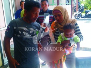 SAKIT. Irwan Al Farisi digendong neneknya usai menjalani pemeriksaan di RSUD Sumenep, Selasa (26/5). Kaki kanan balita itu membengkak sampai terlihat seukuran betis orang dewasa.
