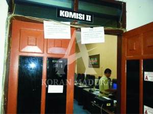 SELEBARAN. Selebaran bertuliskan “Pimpinan DPRD Sumenep Lemot. Kabag Hukum Lebai” di pintu Komisi II DPRD Sumenep, Senin (11/5). Anggota komisi bidang ekonomi dan keuangan tersebut mogok kerja akibat belum berakhirnya dualisme pucuk pimpinan komisi itu.