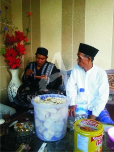 BAJU HITAM. Ahmad Ridwan, saat diwawancarai tentang anaknya yang hilang.