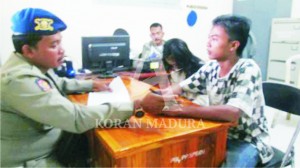 DIPERIKSA. Penyidik Pegawai Negeri Sipil (PPNS) Satpol PP saat melakukan pemeriksaan terhadap empat pemuda yang tertangkap basah di rumah kos, Senin (25/5).