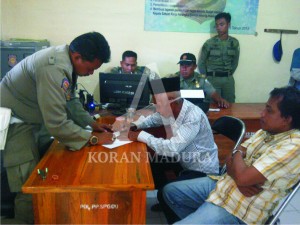 Penyidik Pegawai Negeri Sipil (PPNS) Satpol PP, Selasa (26/5) melakukan pembinaan terhadap dua orang tua siswa yang tertangkap basah dalam satu kamar kos bersama dengan perempuan.