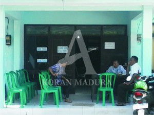 TES WAWANCARA. Calon Pengawasan Pemilu Kecamatan (Panwascam) menunggu tes wawancara, Selasa (26/5). Tes wawancara rencananya akan digelar pukul 12.00 namun baru dimulai pukul 12.45 karena calon anggota Panwascam banyak yang datang terlambat.