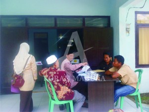 MINIM PELAMAR. Pelamar Panwascam mengisi daftar tamu di Kantor Panwaslu Sumenep, Senin (11/5). Hingga kemarin, dari Kecamatan Kangayan belum ada pendaftar. Sementara dari Kecamatan Masalembu, Nonggunong, dan Sapeken, masing-masing hanya dua orang.