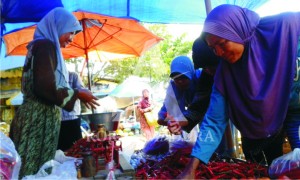 PASAR. Pembeli sedang memilah cabai di Pasar Arjasa. Pasar tersebut ditengarai ilegal karena tidak mengantongi IMB dan UKL serta UPL.