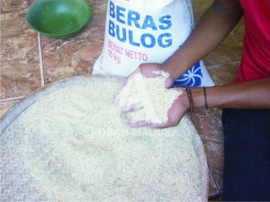 Salah satu rumah tangga sasaran penerima manfaat (RTSM) asal Kelurahan Gunung Sekar, Kecamatan Kota Sampang saat menunjukkan beras raskin tak layak konsumsi, Kamis (28/5).