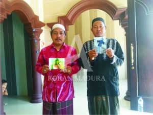 KIRI KE KANAN. Paman Faridah Maslukiyah, Mas’ud, dan ayahnya, Ahmad Ridwan, memperlihatkan foto Faridah Maslukiyah yang telah beberapa hari hilang. Sebelum pulang, ia pamit pergi ke sekolah.