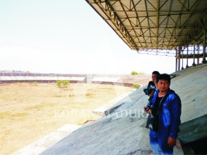 BERDIRI. Pembangunan stadion di lokasi Sport Center di Desa Ceguk, Kecamatan Tlanakan, Pamekasan.
