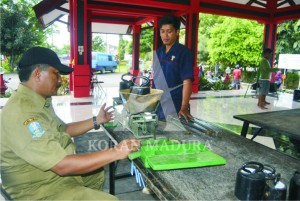 DIKELUHKAN. Uji tera timbangan yang difasilitasi Diskoperindag Kota Probolinggo.