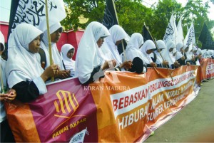 BERDO’A. Di depan Stasiun Kereta Api (KA) Kota Probolinggo kafilah tarhib Ramadan 1436 H usai melakukan long march.