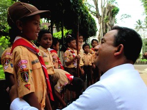 Menteri Pendidikan dan Kebudayaan Anies Baswedan berbincang dengan seorang anak pramuka yang menyambutnya saat mengunjungi Museum Diponegoro di kompleks gedung eks-Keresidenan Kedu di Kota Magelang, Jawa Tengah, Kamis (11/6). Ia mengajak para siswa memanfaatkan masa liburan sekolah untuk mengunjungi museum-museum sebagai tempat studi wisata. ANTARA FOTO/Hari Atmoko/Rei/pd/15.