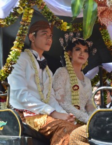 PERNIKAHAN GIBRAN SELVI. Pasangan pengantin Gibran Rakabuming Raka (kiri) dan Selvi Ananda (kedua kiri) menggunakan kereta menuju ke kediamannya seusai mengikuti prosesi akad nikah dan resepsi pernikahan, di Solo, Jateng, Kamis (11/6).