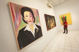 Pengunjung mengamati karya lukisan saat pameran lukisan dan foto bertajuk "Potret Perempuan Jogja" di Bentara Budaya, Yogyakarta, Rabu (3/6) malam. Pameran foto dan lukisan karya belasan warga dari berbagai latar belakang profesi itu mengangkat tentang potret perempuan Yogyakarta dari berbagai sudut pandang. ANTARA FOTO/Andreas Fitri Atmoko/Rei/nz/15.