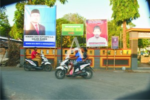 TEBAR PESONA. Cakades yang akan maju dalam pilkades nampaknya mulai melakukan pemasangan atribut gambar.
