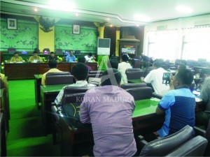 BERDIALOG. Suasana audiensi FGNP Pamekasan di ruang sidang paripurna DPRD Pamekasan, Selasa (23/6).