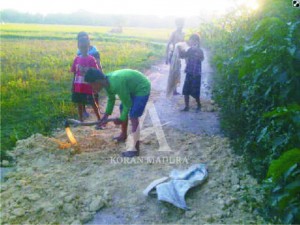 JALAN DESA. Warga Dusun Lenteng, Desa Jeruk Porot, Kecamatan Torjun, Kabupaten Sampang kerja bakti memperbaiki jalan desa.