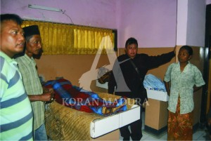 MEREGANG NYAWA. Korbanbersama keluarga saat berada di RSUD dr. Moh. Saleh Kota Probolinggo.
