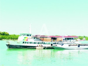 BERJEJER. Kapal DBS I berjejer dengan kapal motor milik warga di Pelabuhan Kalianget, Kamis (18/6).