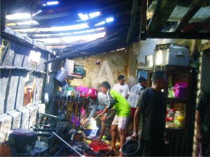 Puluhan warga Kelurahan Polagan, Kecamatan Kota Sampang saat berusaha memadamkan kebakaran, Rabu (17/6).
