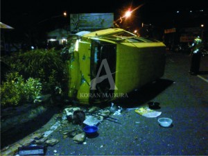 LAKA. Mobil L-300 yang terguling saat kecelakaan terjadi di jalan Sultan Abd Kadirun.