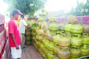 Petugas saat menurunkan LPG 3 Kg di salah satu agen yang ada di Sampang.
