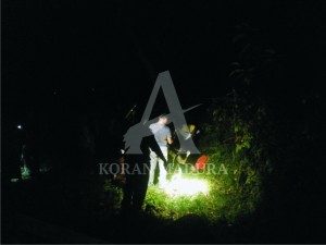 EVAKUASI. Warga Desa Rombiya Barat saat mengevakuasi jenazah Said warga Desa Telaga Kecamatan Ganding di bawah pohon kelapa di Desa Rombiya Barat, Minggu (31/5) sekitar pukul 2.15.