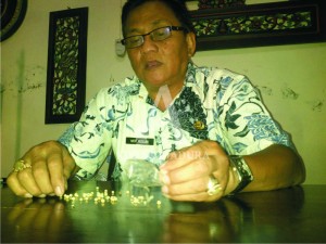 MERICA PALSU. Kepala Bidang Promosi dan Perlindungan Konsumen Disperindag Kabupaten Sumenep, Moh. Ruslan menunjukkan merica palsu yang ditemukan pihaknya beberapa waktu lalu.