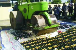 DIMUSNAHKAN. Ribuan botol miras berbagai merk, sabu, ganja, dan ratusan pil dari hasil razia cipta kondisi oleh Polres Probolinggo.