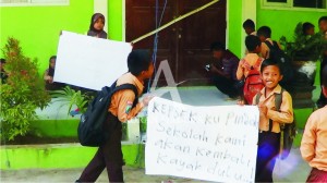 BERGEJOLAK. Suasana aksi protes siswa, wali siswa, dan guru di SDN Nyalabuh Daja II Pamekasan, pada Jumat (12/6) lalu.