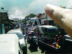 RAMAI. Menjelang nisfu sa’ban, Pasar Lenteng ramai, Minggu (31/5). Kendaraan sangat padat hingga terjadi antrean walaupun tidak lama.