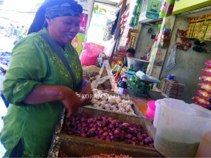 SEMBAKO. Salah satu pedangan sembako di Pasar Srimangunan Sampang saat melayani pembeli, Minggu (15/6).