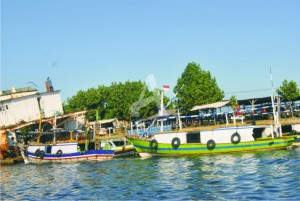SEPI. Suasana penumpang dan perahu di tempat penyeberangan Pelabuhan Tanjung Tembaga.
