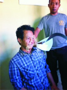 PELAKU. Irfan Rahel (37), pelaku pembunuhan terhadap Hendra saat berada di Polsek Blega.