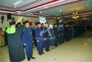 MEMBINGUNGKAN. Mutasi dan pergantian pejabat yang tak memiliki pola dan arah jelas.