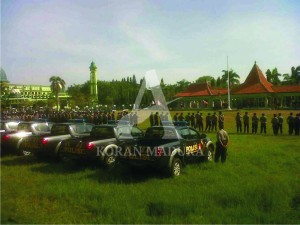 GELAR PASUKAN. Polres Probolinggo saat menggelar apel kesiagaan persiapan pengamanan Pilkades, Senin (8/6). Pilkades tersebut akan digelar pada 8 Juli mendatang.