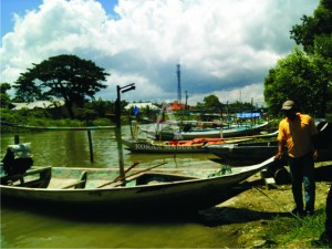 BERSANDAR. Sejumlah perahu nelayan sedang disandarkan. Nelayan enggan melakukan aktivitas karena kondisi tidak memungkinkan untuk kegiatan melaut.