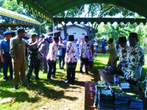 PANTAU. Bupati Bangkalan bersama Muspida saat meninjau pelaksanaan pilkades di desa Keleyan, Kecamatan Socah, Senin (15/6).
