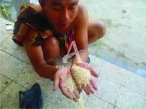RASKIN PENGGANTI. Salah satu Rumah Tangga Sasaran Penerima Manfaat (RTSM) asal Desa Palenggian, Kecamatan Kadungdung, Kabupaten Sampang, menujukkan beras raskin penganti, Minggu (14/6).