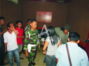 TEGANG. Suasana razia TNI Kodim 0826 Pamekasan di salah satu tempat hiburan karaoke, di Pemakasan.