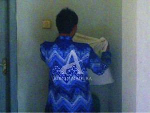 Rosuli Muhlis, tersangka kasus dugaan korupsi pengadaan bibit fiktif di Dinas Pertanian Sampang saat hendak ganti baju di Rutan Kelas IIB.