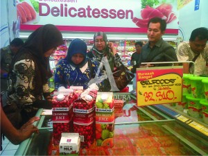 SIDAK. Petugas saat memeriksa makanan dan minuman di berapa toko dan swalayan waktu lalu.