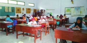 TERSENYUM. Siswa sekolah di bawah naungan Dinas Pedidiikan Kabupaten Probolinggo mulai menerima dana BOS tahap kedua.