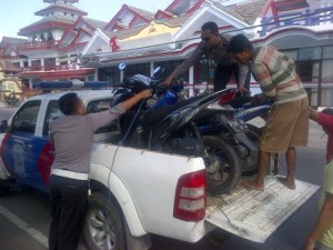 DIANGKUT. Dua sepeda motor korban laka lantas di jalur tengkorak sedang diangkut oleh petugas kepolisian setempat,
