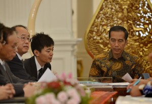 Presiden Joko Widodo (kanan) menerima kunjungan Utusan Khusus Perdana Menteri Jepang Hiroto Izumi (kedua kiri) di Istana Merdeka, Jakarta, Jumat (10/7). Pertemuan tersebut membahas peningkatan hubungan bilateral dan kerjasama ekonomi antara kedua negara. ANTARA FOTO/Yudhi Mahatma/nz/15