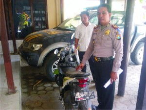 CURANMOR. Kapolsek Kota Sampang, AKP Iqbal Gunawan saat menunjukkan barang bukti berupa motor. Pelaku curanmor asal warga Desa/Kecamatan Omben, Kabupaten Sampang, terpaksa harus Lebaran di Rumah Tahanan (Rutan) Kelas II.